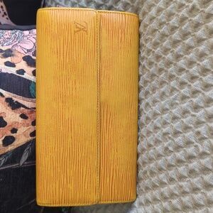 ✨ Louis Vuitton Epi Sarah Wallet in Yellow Color (7.5/10 Rating) Good Condition